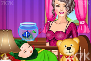 妈妈照顾小宝贝