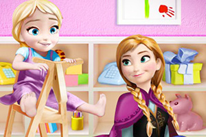 安娜偷偷玩玩具