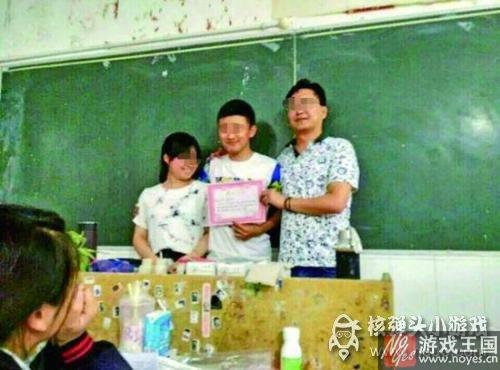 遭校方批评要求检讨?给学生颁情侣奖 遭校方批评要求检讨?给学生颁情侣奖