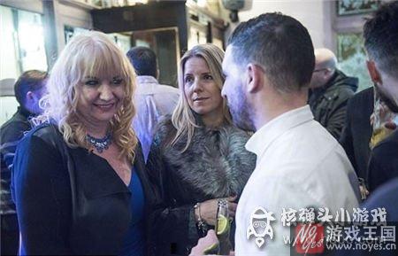 法院“棒打鸳鸯”?老奶奶痴迷小鲜肉 法院“棒打鸳鸯”?老奶奶痴迷小鲜肉