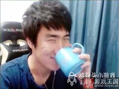 表情包放送？骚男喝水动态图拿走不谢