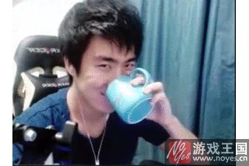 表情包放送？骚男喝水动态图拿走不谢