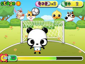 眼袋熊玩足球