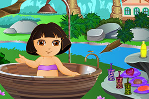 可爱的朵拉洗澡