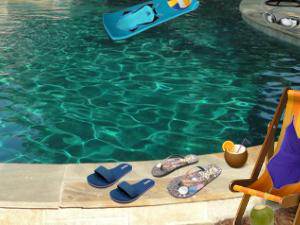 户外泳池找东西