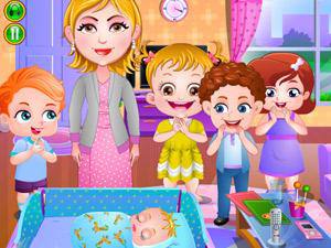 可爱宝贝照顾小婴儿