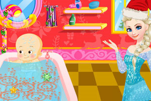 艾莎为宝贝洗澡