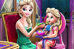 艾尔莎给宝贝喂食