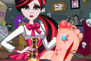 怪物女孩脚受伤