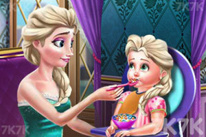 艾莎给宝贝喂食