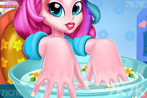 小女孩的时尚美甲