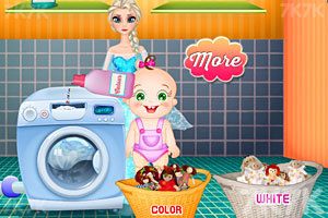 艾莎和玫瑰宝宝洗娃娃