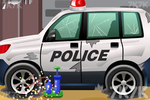 女孩清洗警车