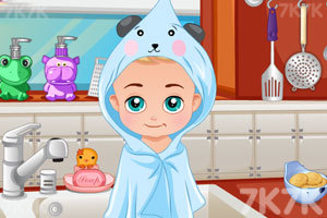 宝贝在厨房洗澡