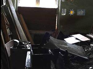 逃出倒塌的房子