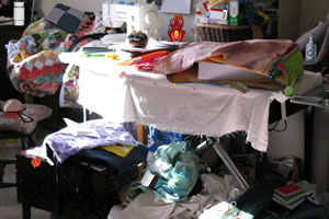 杂乱客房找东西