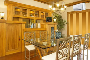 女孩逃离山谷屋