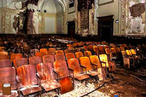 逃出废弃的历史学校