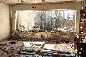 逃离废弃破旧的学校