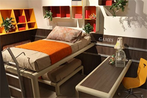 逃离漂亮的橙色房子