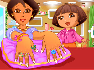 朵拉给母亲做美甲