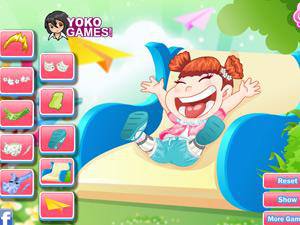 可爱宝贝玩滑梯